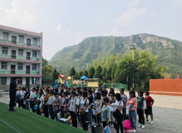 某市师资培训班开班